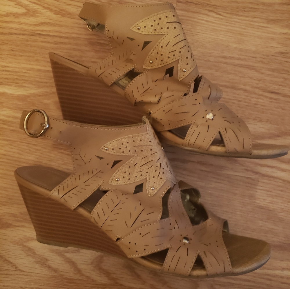 XOXO Sashi beige nude wedge sandals Like New